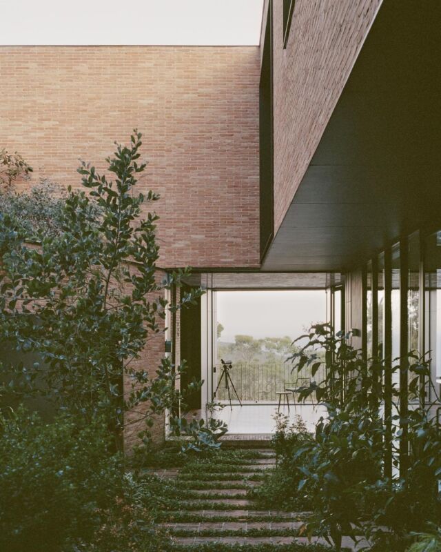 Maitland Bay House by @studio__bright

Nature echoes through Maitland Bay House by Studio Bright • Set at the ocean’s edge, Maitland Bay House by Studio Bright employs brick for a bushfire-ready, robust family home, amplified at every turn by the water and bush vistas.

Words by Emma-Kate Wilson
Photography by @arorygardiner 

head to the link in bio to read more on Habitus Living – https://www.habitusliving.com/projects/studio-bright-maitland-bay-house