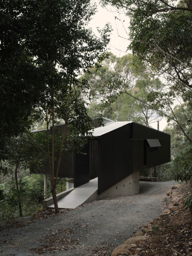 Tallowwood Cabin by @fouchearchitects

Tallowwood Cabin is a Gold Coast Hinterland gem • Immersed within the forest, Tallowwood Cabin by Fouché Architects is decidedly sleek, modern and refined architecture set amongst the trees.

Words by Emma-Kate Wilson
Photography by @davidchatfield__

head to the link in bio to read more on Habitus Living – https://www.habitusliving.com/projects/fouche-architects-tallowwood-cabin