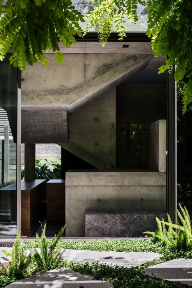 Adelaide Street House by Architect Robert Simeoni

Treating concrete like clay • Architect Robert Simeoni has designed a number of houses in concrete, including one of his first homes that straddled a modest site in North Fitzroy.

Words by Stephen Crafti
Photography by @thurstonempson and @trevormein
Architecture by @robertsimeoniarchitects

head to the link in bio to read more on Habitus Living – https://www.habitusliving.com/projects/adelaide-street-house-robert-simeoni-architects